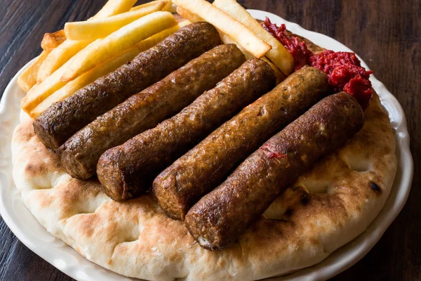 Balkan Cevapcici Kofta ou Kofte Kebab com Pide ou Pita Bread — Fotografia de Stock