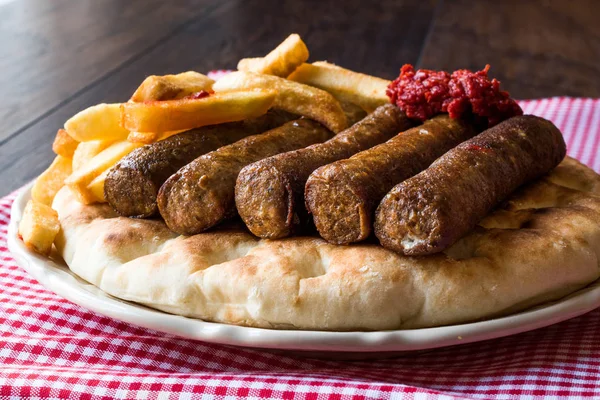 Balkan Cevapcici köfte veya köfte kebap Pide veya pide ile — Stok fotoğraf