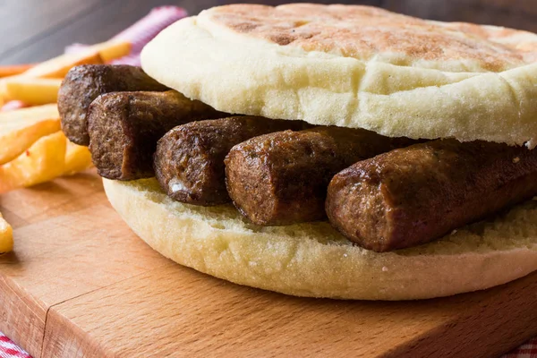 Balkan Cevapcici köfte / köfte sandviç Pide veya pide ile — Stok fotoğraf