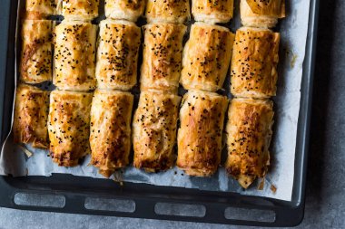 Türk börek tepsisini pişirme içinde susam ile / Burek