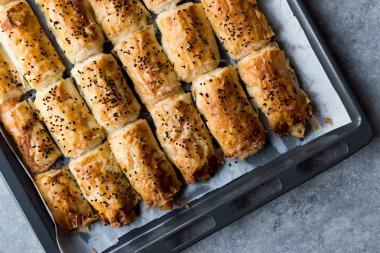 Türk börek tepsisini pişirme içinde susam ile / Burek