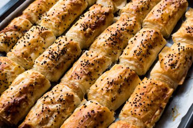 Türk börek tepsisini pişirme içinde susam ile / Burek