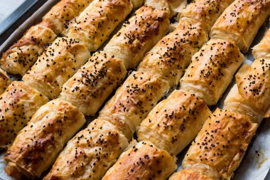 Türk börek tepsisini pişirme içinde susam ile / Burek
