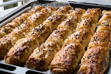 Türk börek tepsisini pişirme içinde susam ile / Burek