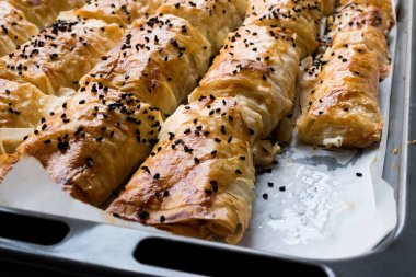 Türk börek tepsisini pişirme içinde susam ile / Burek