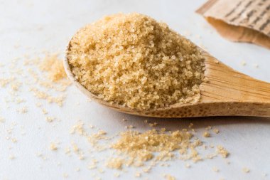 Tahta kaşık ile paket kahverengi şeker