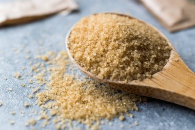 Tahta kaşık ile paket kahverengi şeker