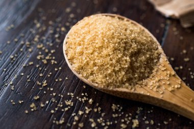 Tahta kaşık ile paket kahverengi şeker