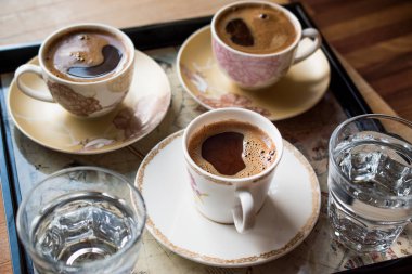 Su içinde tepsi ile Türk kahvesi servis.