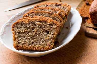 Ev yapımı organik Gluten ücretsiz kek üzümlü.