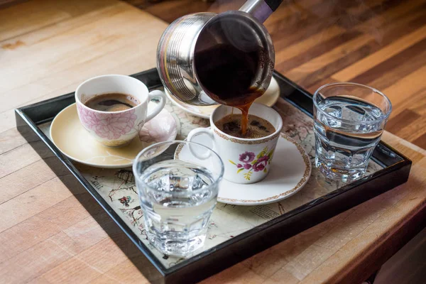 Verter café turco servido con agua en bandeja . — Foto de Stock