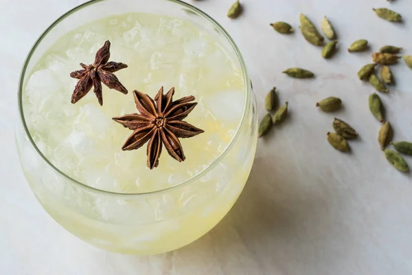 Cocktail Cardamomo com Anise Star e Gelo Esmagado . — Fotografia de Stock