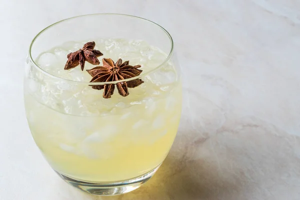 Cocktail à la cardamome avec étoile d'anis et glace concassée . — Photo