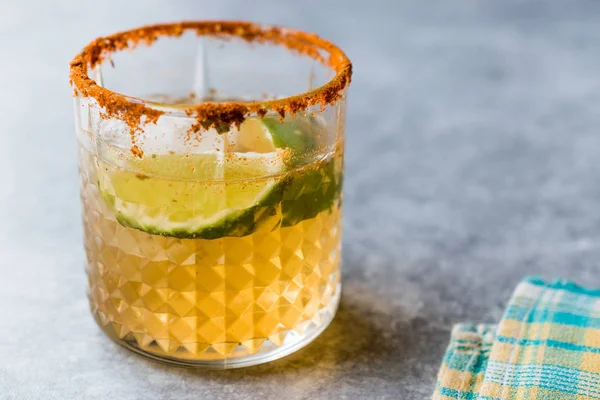 Spicy Honey Mezcal Margarita Cocktail with lime and Ice — Stok Foto