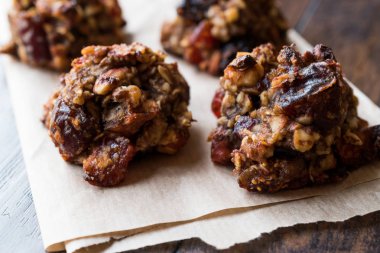 Kırmızı üzüm, incir, fındık ve tarihi ile ev yapımı kurutulmuş meyve çerezleri. Yok un. Ücretsiz Gluten. 
