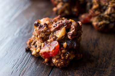 Kırmızı üzüm, incir, fındık ve tarihi ile ev yapımı kurutulmuş meyve çerezleri. Yok un. Ücretsiz Gluten. 