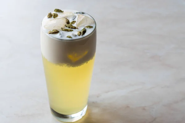 Cocktail de cardamome avec graines, crème et glace . — Photo