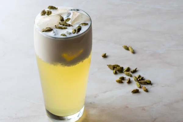 Cocktail de cardamome avec graines, crème et glace . — Photo