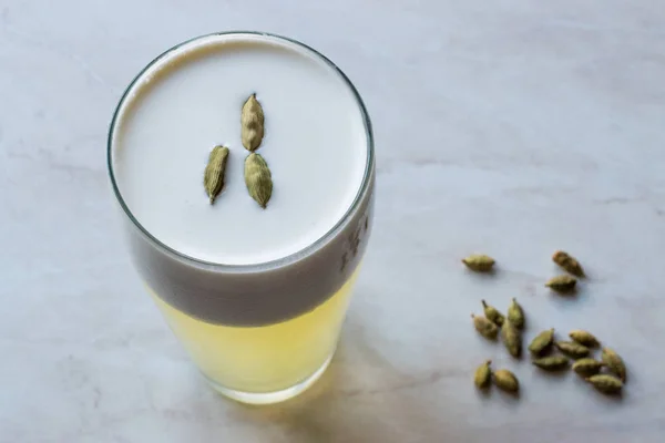 Cocktail Cardamomo com Sementes, Creme e Gelo . — Fotografia de Stock