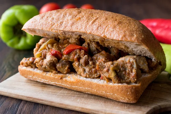 Sautierte Putenfleisch-Sandwich mit Ciabatta-Brot. — Stockfoto