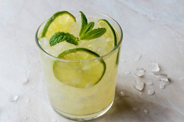 Taze limon Schorle kokteyl Crush buz ile.