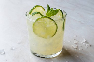 Taze limon Schorle kokteyl Crush buz ile.