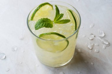 Taze limon Schorle kokteyl Crush buz ile.