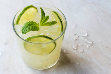 Taze limon Schorle kokteyl Crush buz ile.