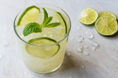 Taze limon Schorle kokteyl Crush buz ile.