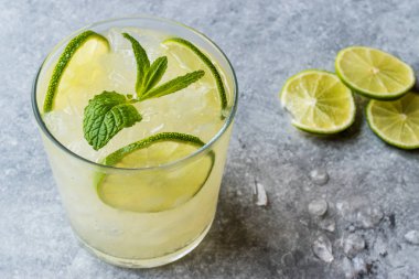 Taze limon Schorle kokteyl Crush buz ile.
