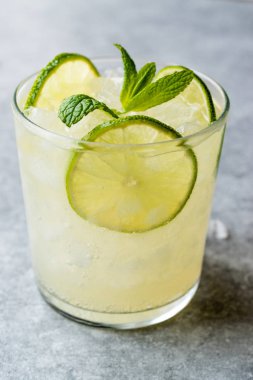 Taze limon Schorle kokteyl Crush buz ile.