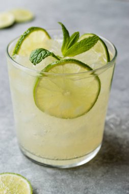 Taze limon Schorle kokteyl Crush buz ile.