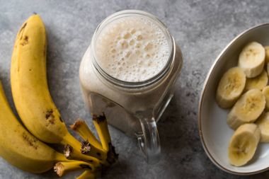 Sütlü Muz Smoothie süt (süt ile Mason kavanoza)