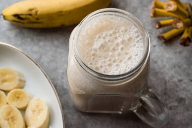 Sütlü Muz Smoothie süt (süt ile Mason kavanoza)