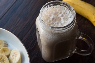 Sütlü Muz Smoothie süt (süt ile Mason kavanoza)