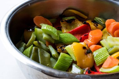 Tavada kızarmış sebze karıştırın.