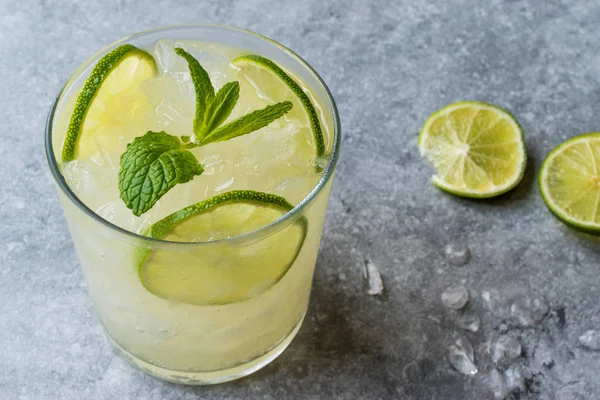 Fresh Lime Schorle Cocktail with Crush Ice. — Stock Photo, Image
