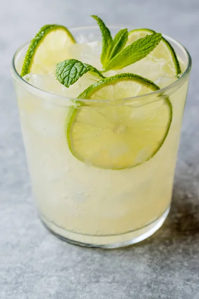 Frischer Limetten-Schorle-Cocktail mit Crush Ice. — Stockfoto