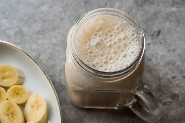 Batido de plátano lechoso en tarro de masón con leche (batido ) —  Fotos de Stock