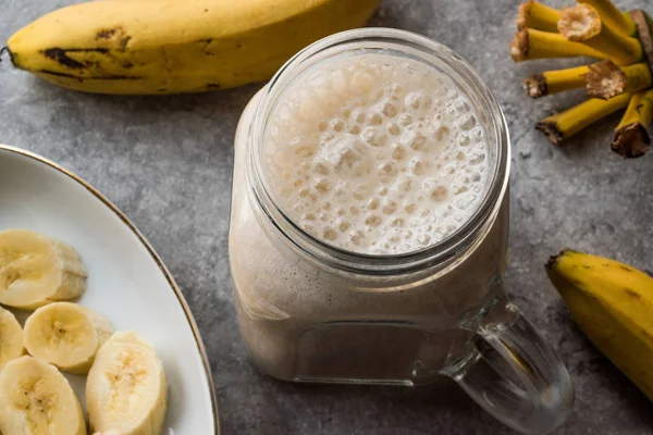 Batido de plátano lechoso en tarro de masón con leche (batido ) —  Fotos de Stock