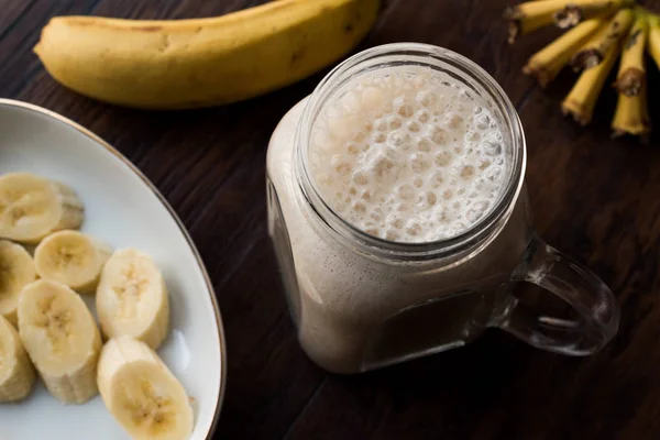 Smoothie de banana leitosa em jarra de Mason com leite (Milkshake ) — Fotografia de Stock