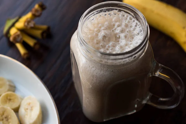 Smoothie μπανάνα γαλακτώδες σε βάζο κτιστών με γάλα (Milkshake) — Φωτογραφία Αρχείου