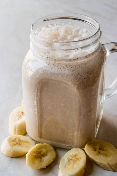 Koktajl mleczny bananowy w słoiku Mason z mlekiem (Milkshake) — Zdjęcie stockowe