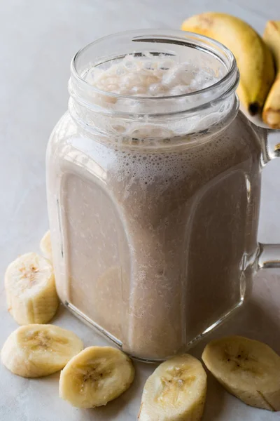 Банан молочний коктейль у Jar Мейсон з молоком (молочний коктейль) — стокове фото