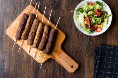 Balkan Cevapcici köfte / ahşap şişleri ve salata ile köfte