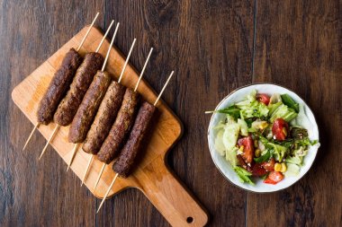 Balkan Cevapcici köfte / ahşap şişleri ve salata ile köfte