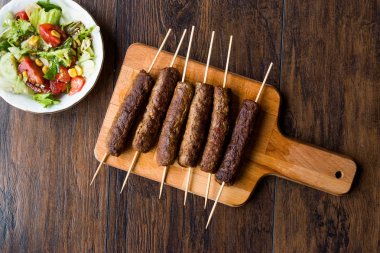 Balkan Cevapcici köfte / ahşap şişleri ve salata ile köfte