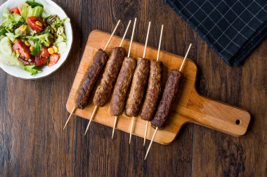 Balkan Cevapcici köfte / ahşap şişleri ve salata ile köfte
