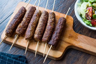 Balkan Cevapcici köfte / ahşap şişleri ve salata ile köfte