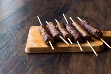 Balkan Cevapcici köfte / köfte ile ahşap şişleri